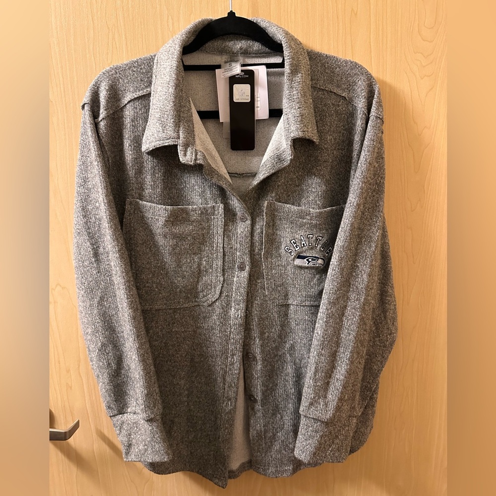 NWT Women’s Oversized Seattle Seahawks Gray Button Up